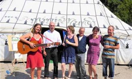 Mini Mundi-Künstler: Birgit Nurtsch, Florian Hanglberger, Eva Maria Zepf, Johann Maierhofer, Nicole Engel und Fredman Lill (von links) Foto: E.Angenvoort