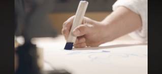 Ein Bild, das Person, Handschrift, Büroausstattung, Finger enthält.  Automatisch generierte Beschreibung